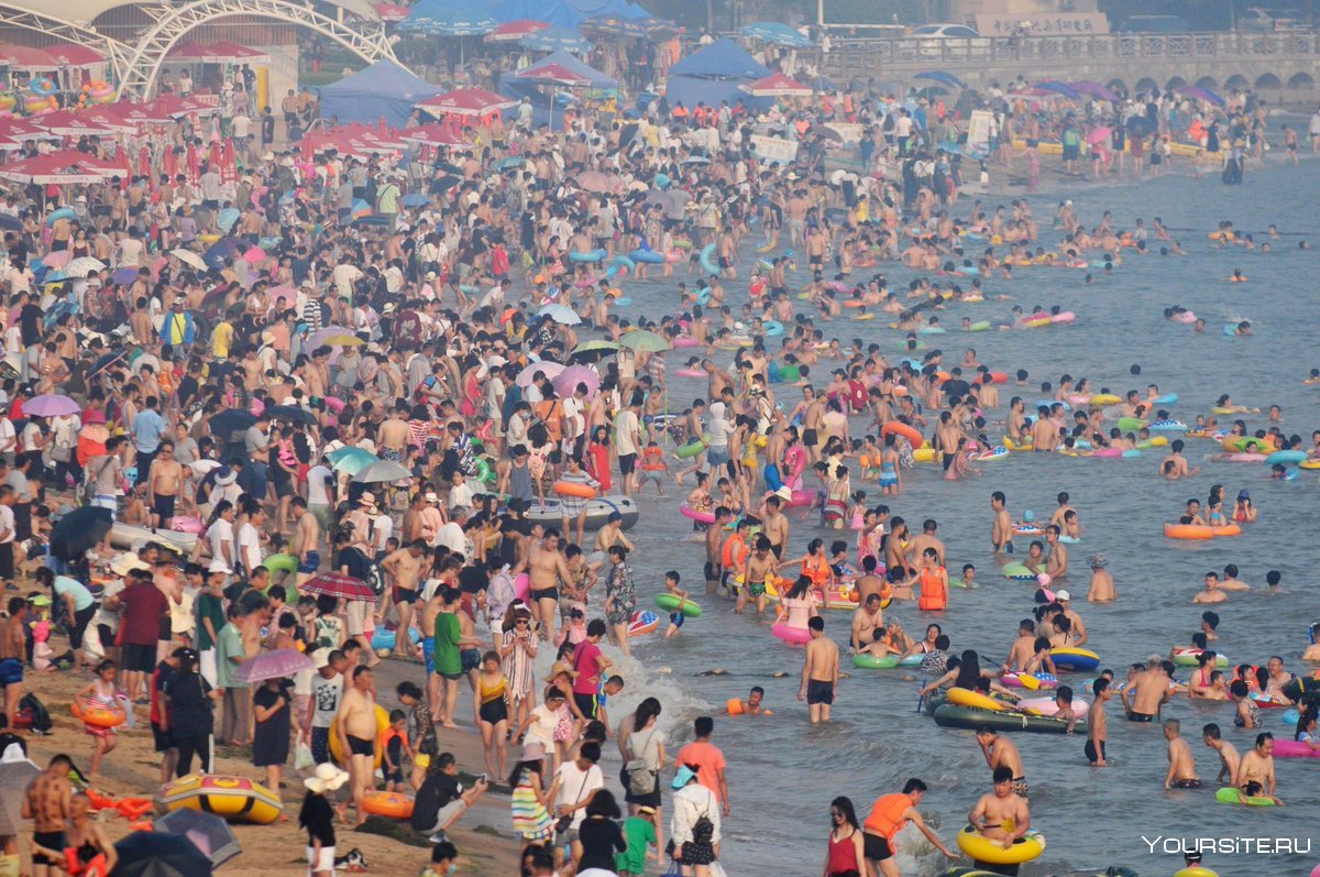 Пляж в Китае много народу