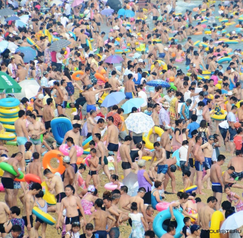 много людей на пляже