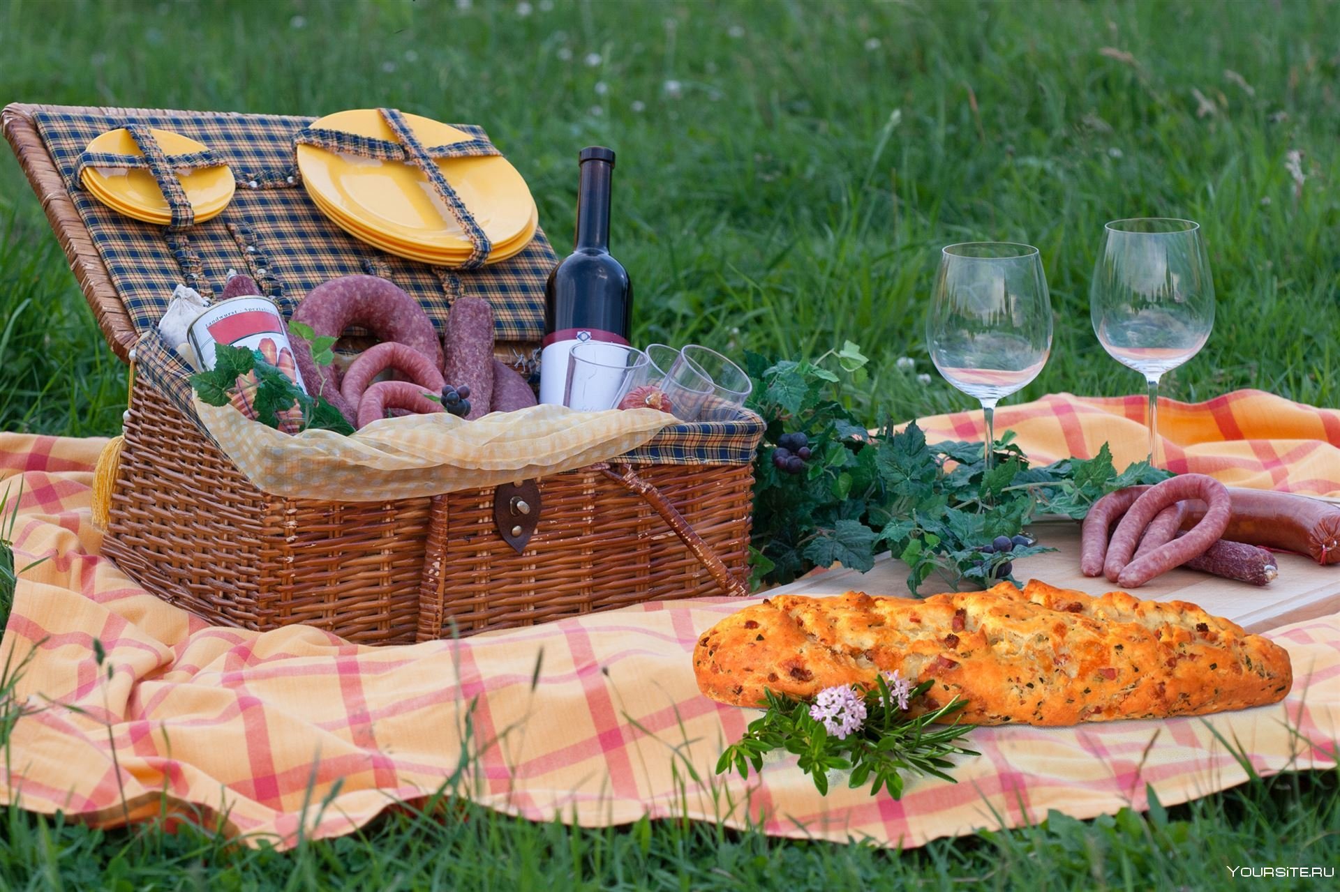 Доставка пикника. Сервировка пикника на природе. Пикник стол на природе. Летний пикник на природе. Стол на природе с шашлыками.