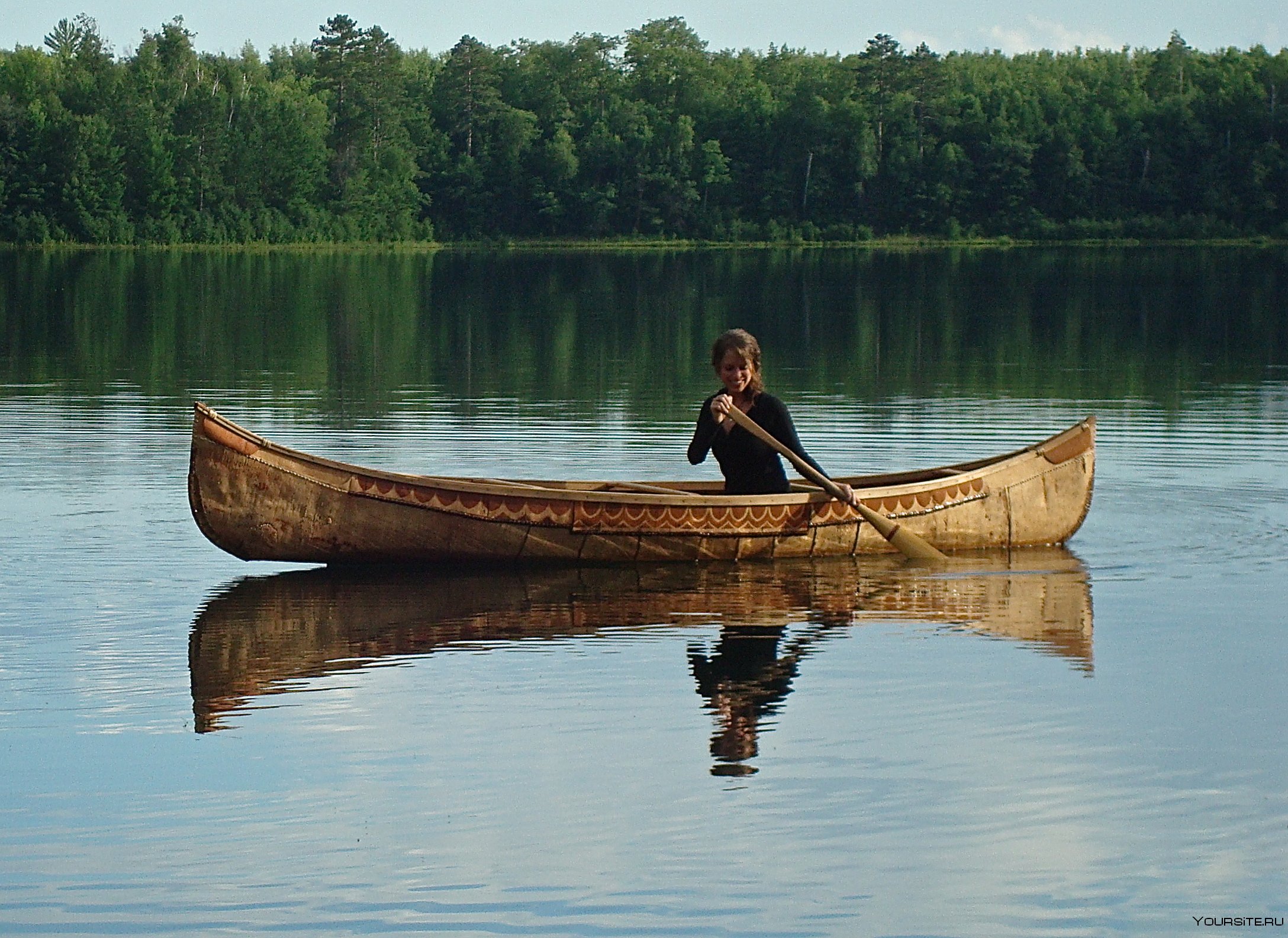 Конце использовать в качестве. Каноэ Canoe. Canoe лодка. Лодка деревянная с веслами. Пирога лодка.