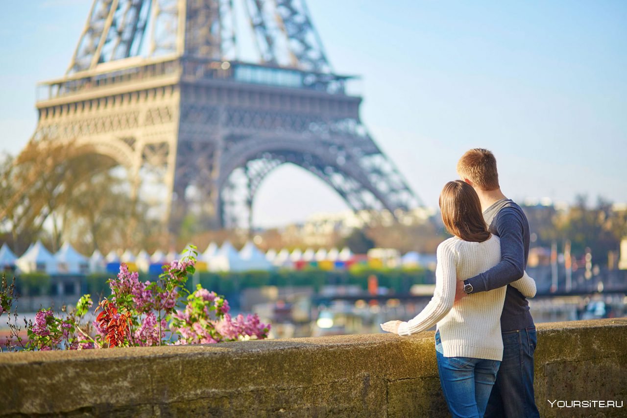 Влюбленные и башня. Париж романтика. Влюбленные в Париже. Влюбленная пара в Париже. Романтическая фотосессия в Париже.