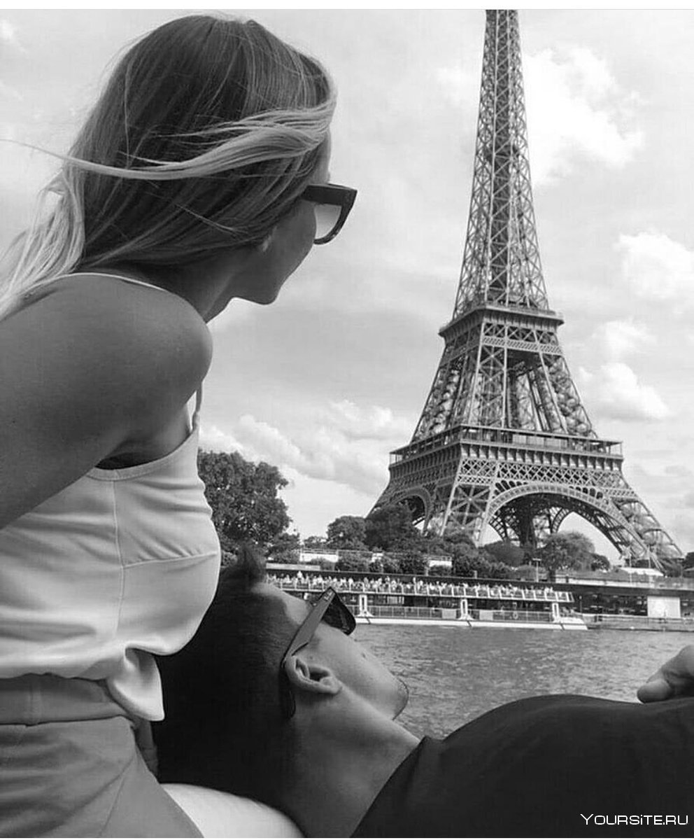 Влюбленные в отеле на фоне Парижа