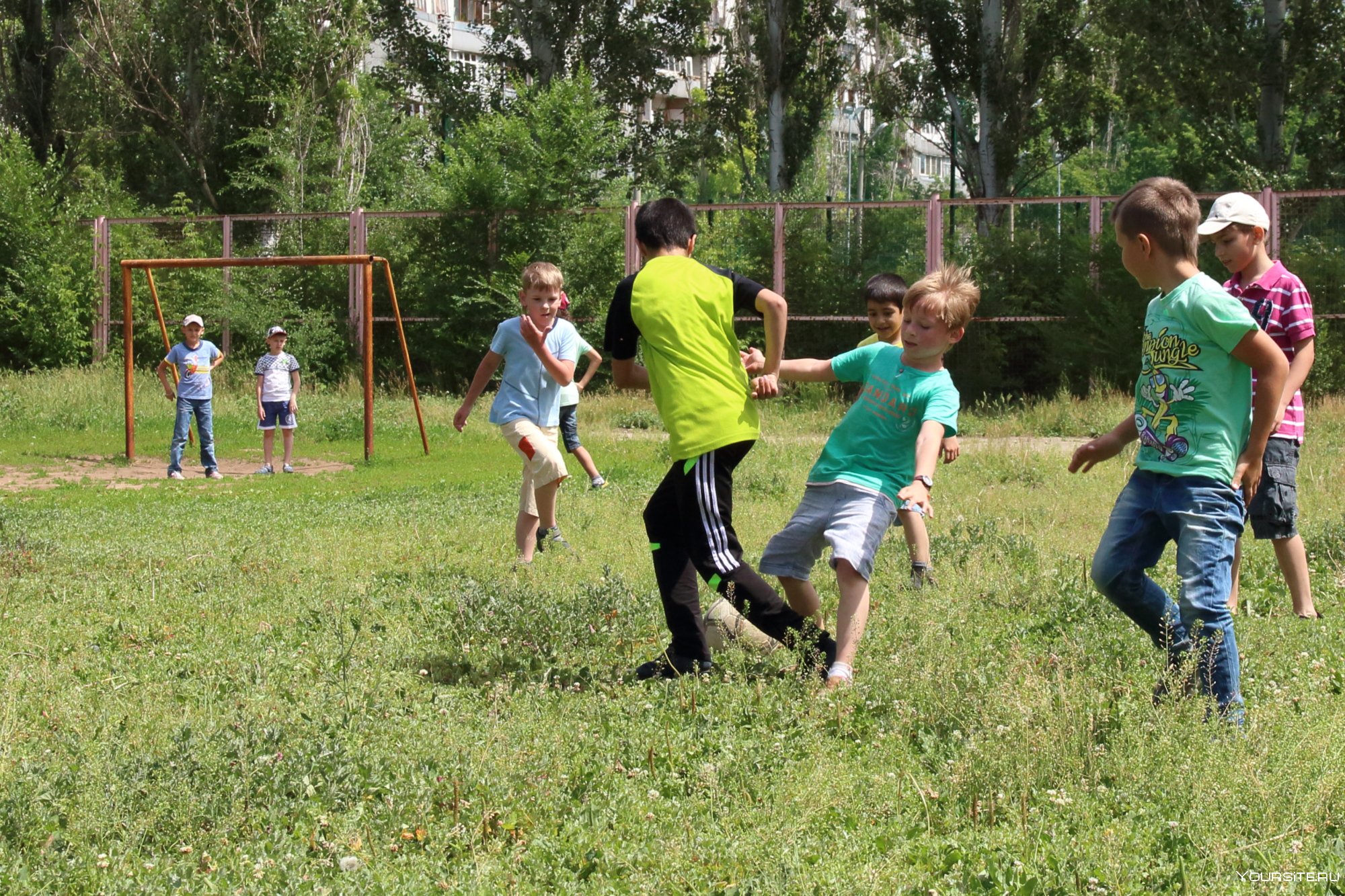 Игры летом в школе. Детский спортивный лагерь. Летний спортивный лагерь. Спортивный лагерь для детей. Школьный лагерь.
