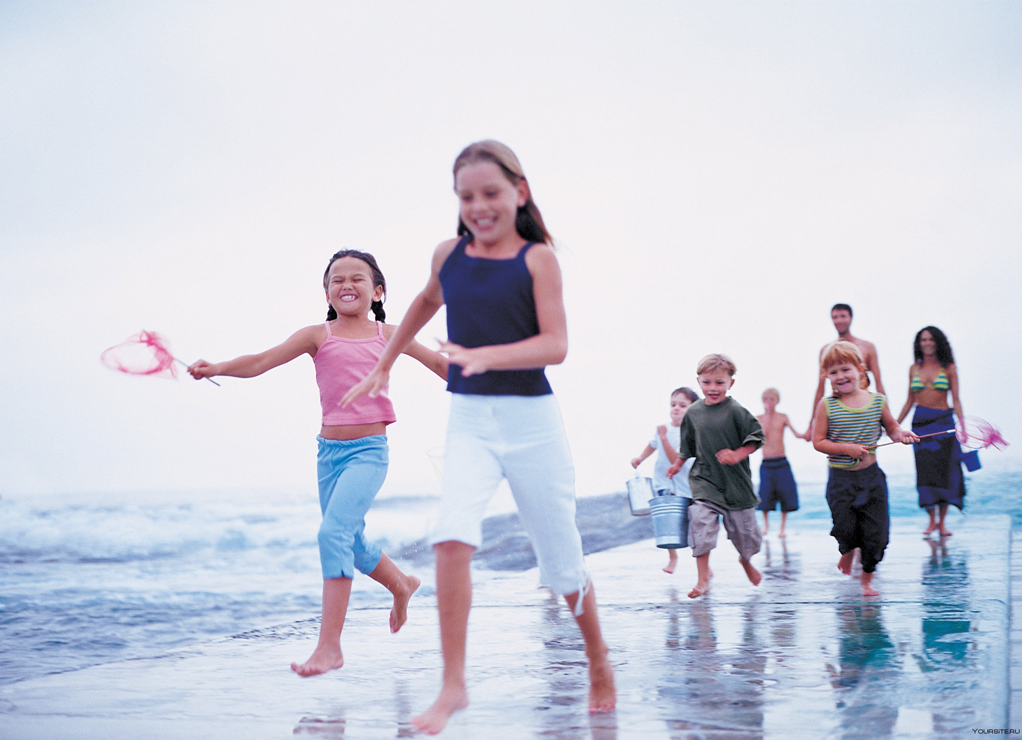 Подвижные игры море. Дети бегают. Закаливание воздухом детей. Воздушное закаливание детей. Дети бегают летом.