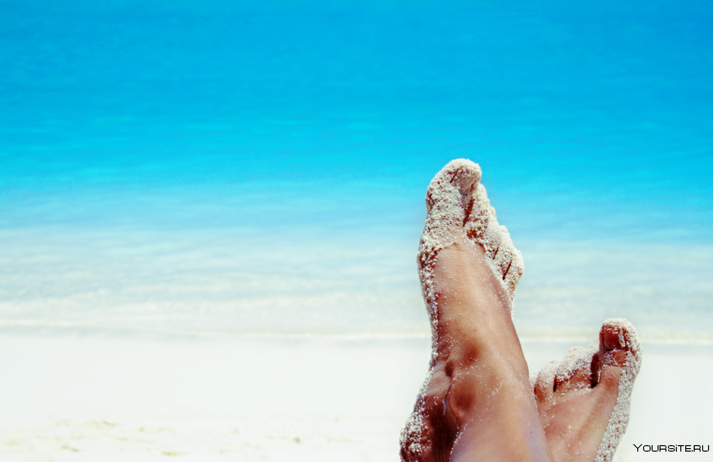 Бритая пляж. Море ноги пляж. Ноги в море. Ножки на море. Ноги в песке.