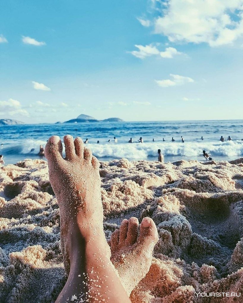 женские ноги на фоне моря
