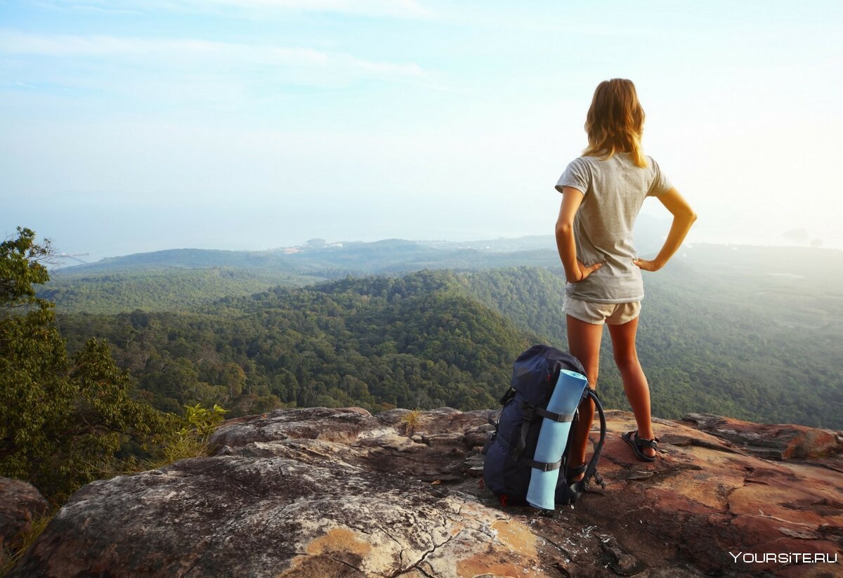 Девушка с рюкзаком в горах