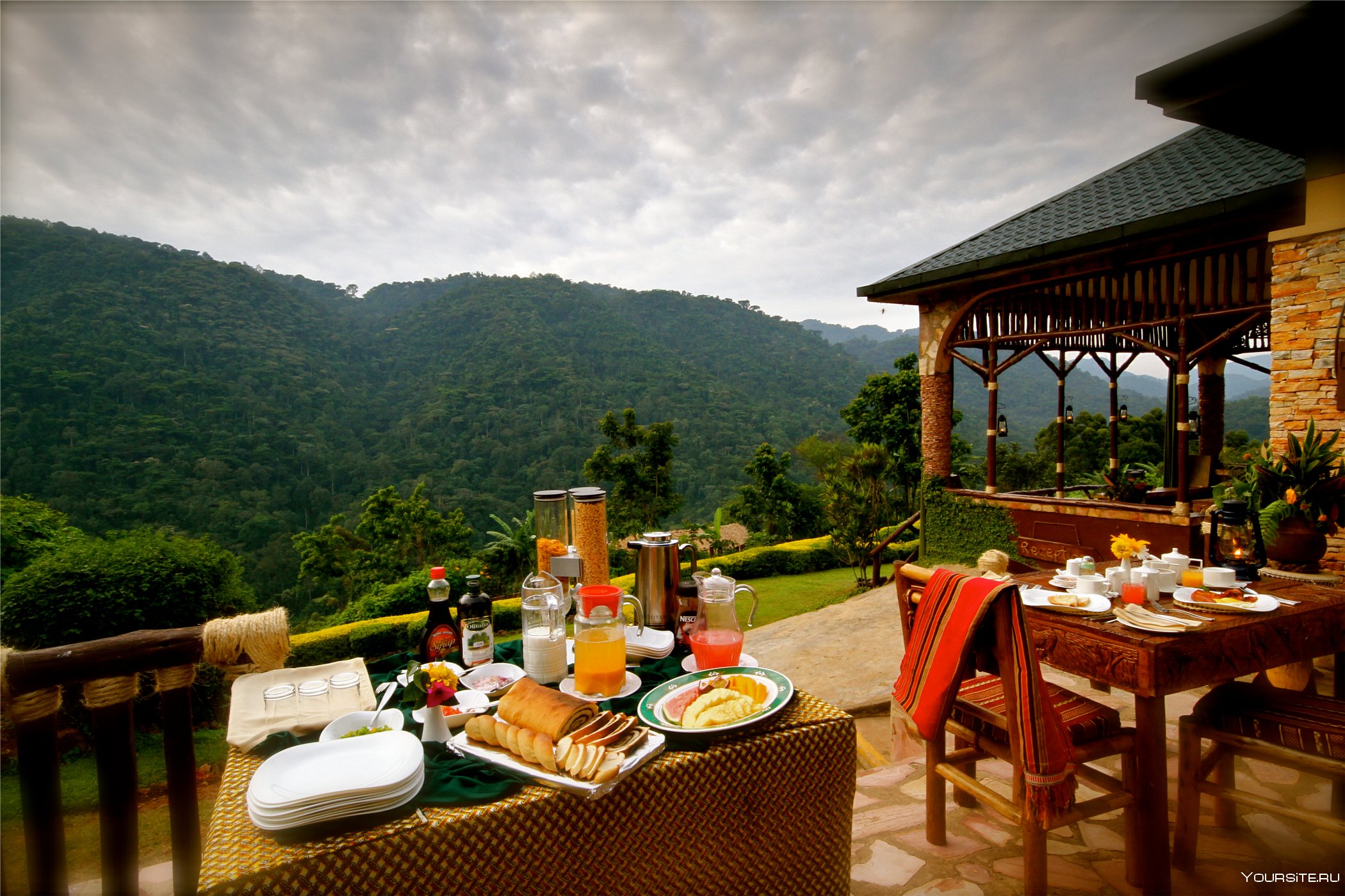 Завтраки красная поляна. Ресторан лес Сочи красная Поляна. Вид с террасы на горы. Ресторан в горах. Ресторан с видом на горы.