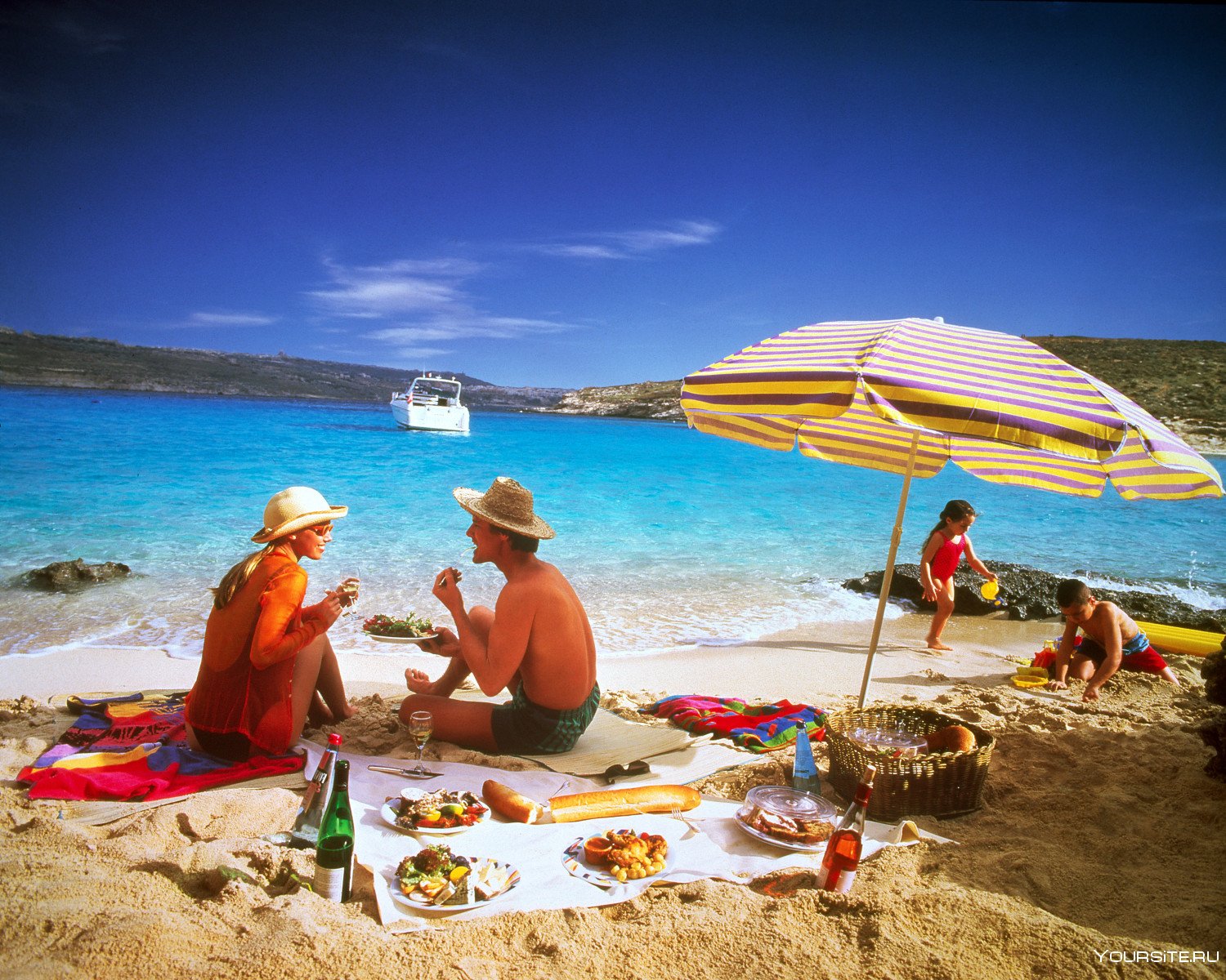 Отдых за границей куда поехать. Пляжный туризм. Туристы на пляже. Отдыхающие на пляже. Люди отдыхают на пляже.