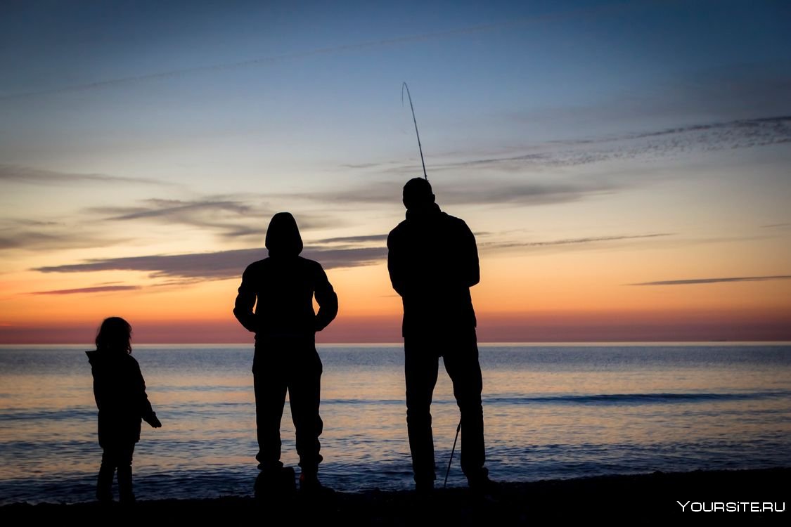 Рыбалка семьёй на закате