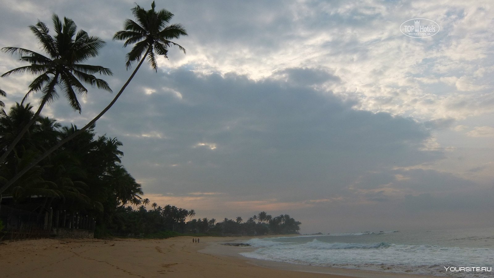 The beach шри ланка. Пляж Далавелла Шри-Ланка. Пляж Далавелла. Далавелла Бич Шри Ланка. Банана Бич Шри Ланка Унаватуна.