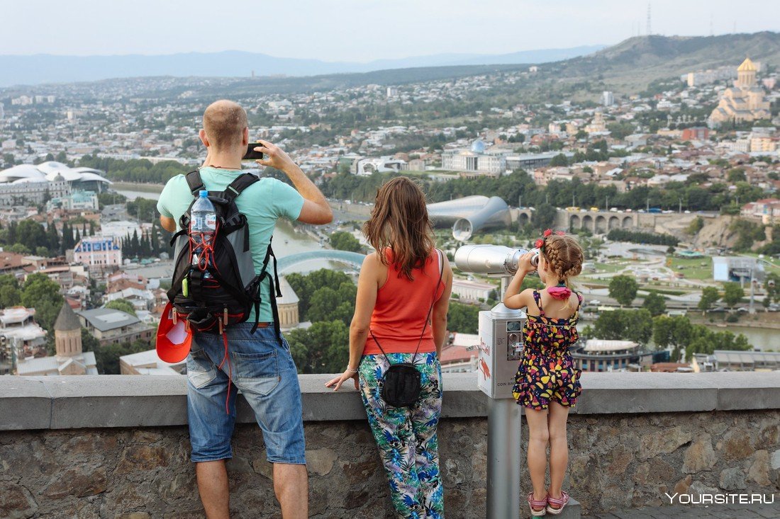 Грузия Тбилиси туристы