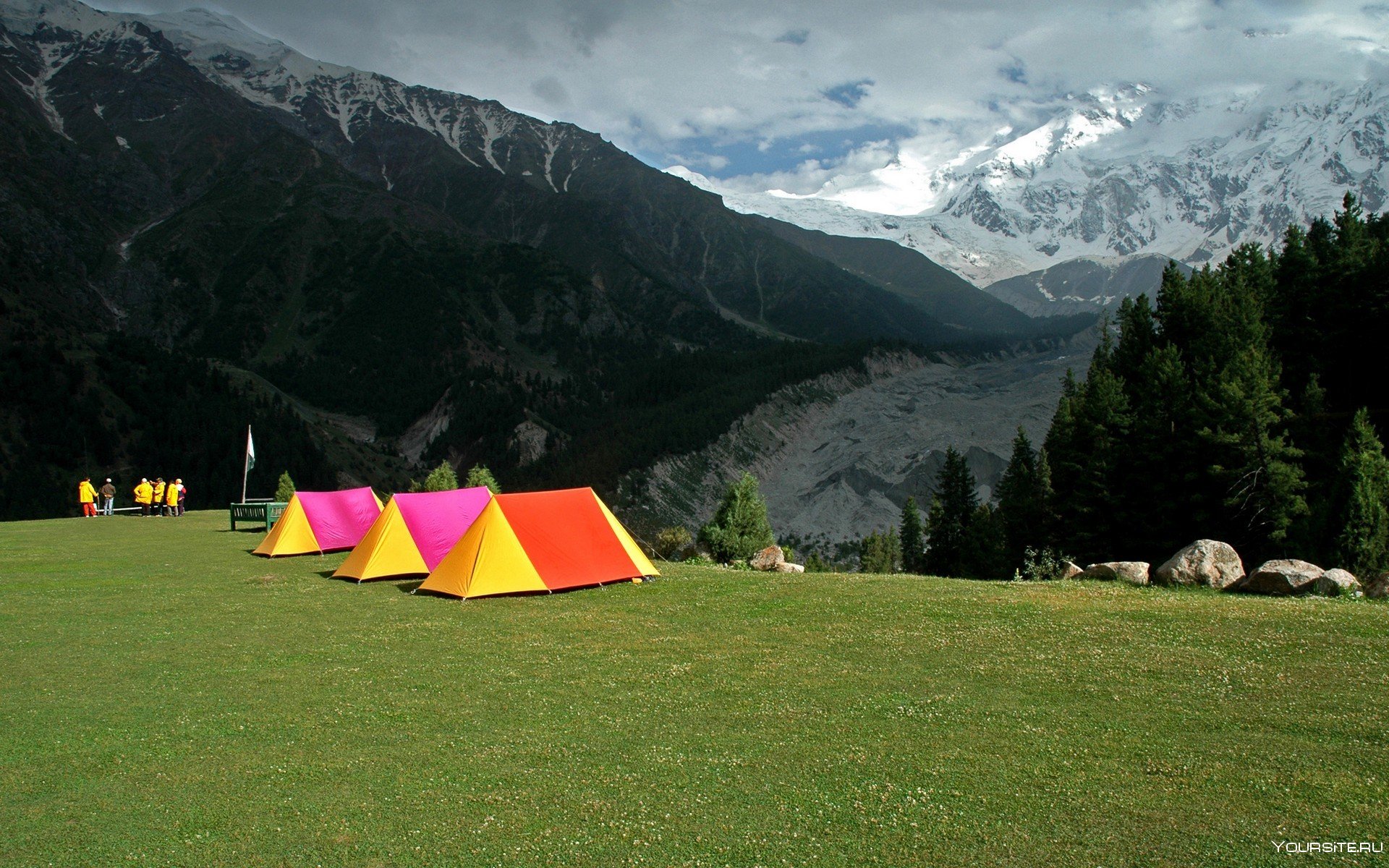 Поляна в горах. Озеро Рица палатки. Горный кемпинг нахазо. Палаточный лагерь в Альпах. Палатки в Альпах.