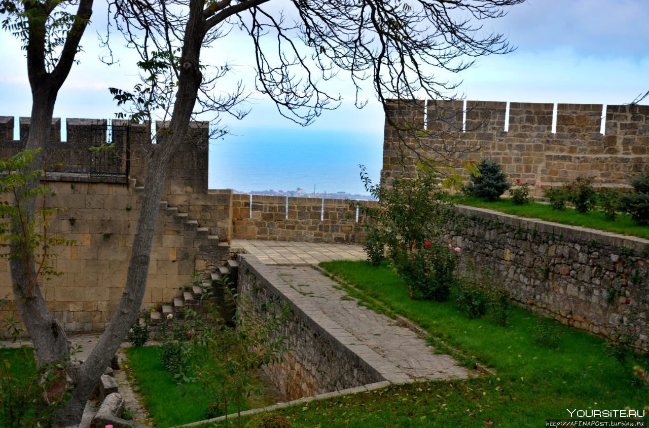 Лестница крепости Нарын кала