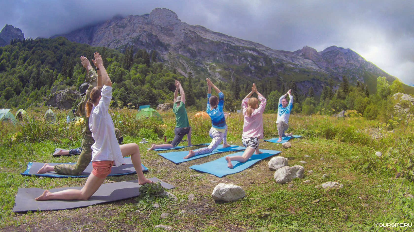 Тур медитациями. Архыз йога. Бассейн в горах Лаго Наки. Йога тур в горы Кавказа.