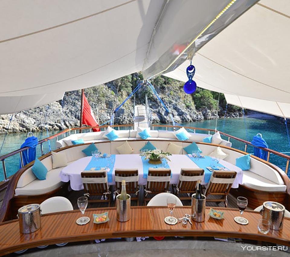 Отель и яхта у моря