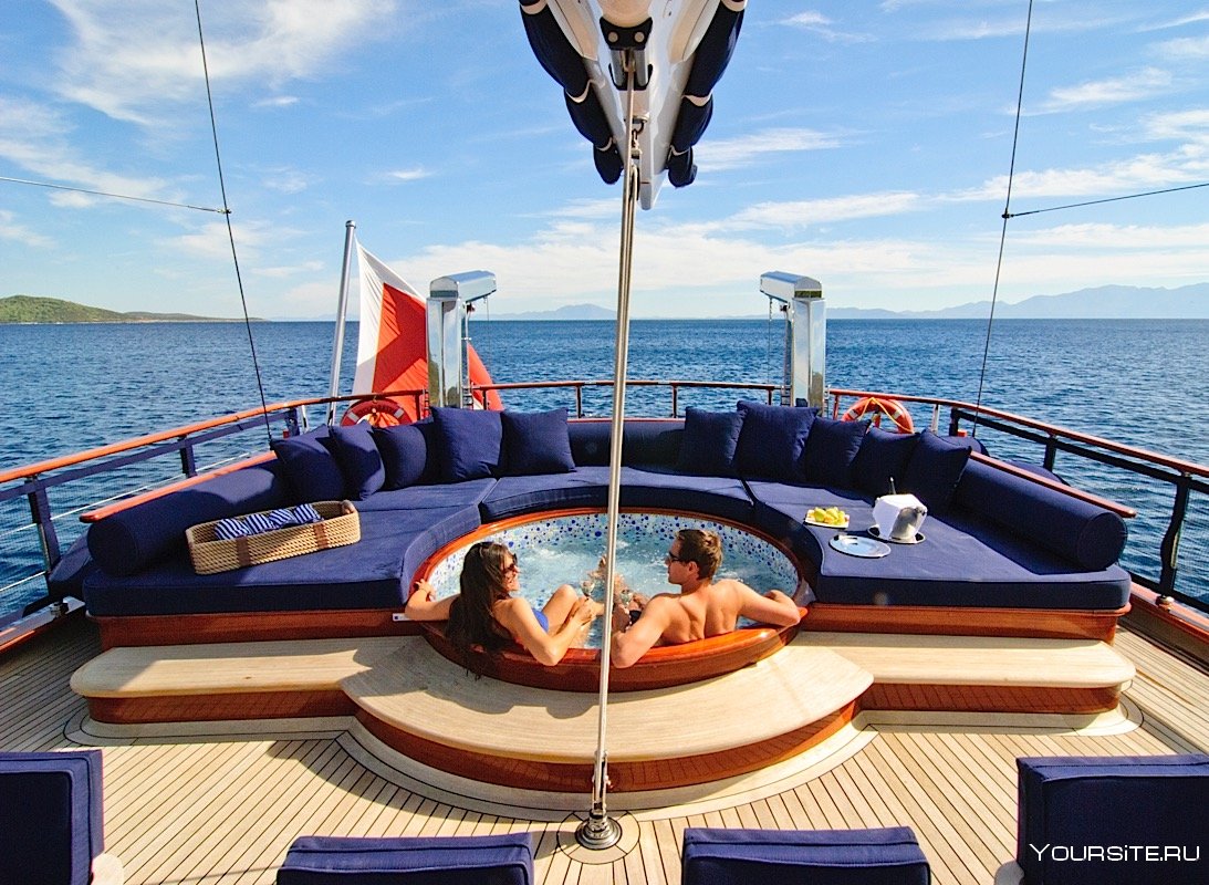 Отдыхающие на яхте