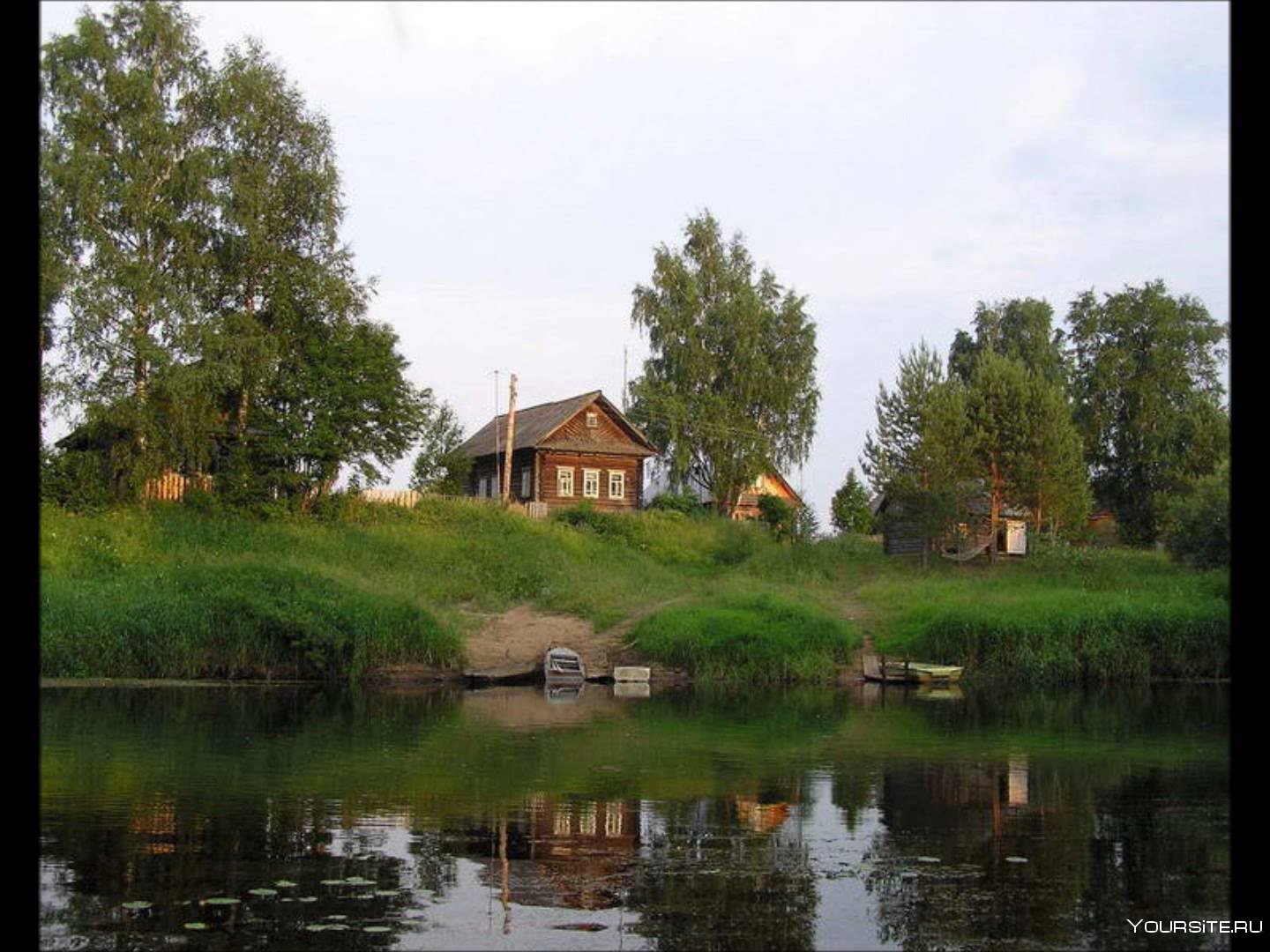 дом в деревне на берегу