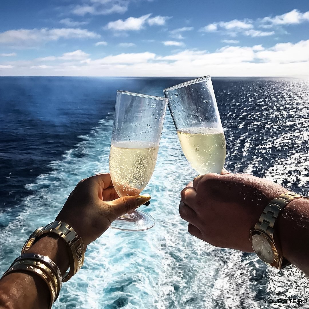 Бокалы с шампанским на берегу моря