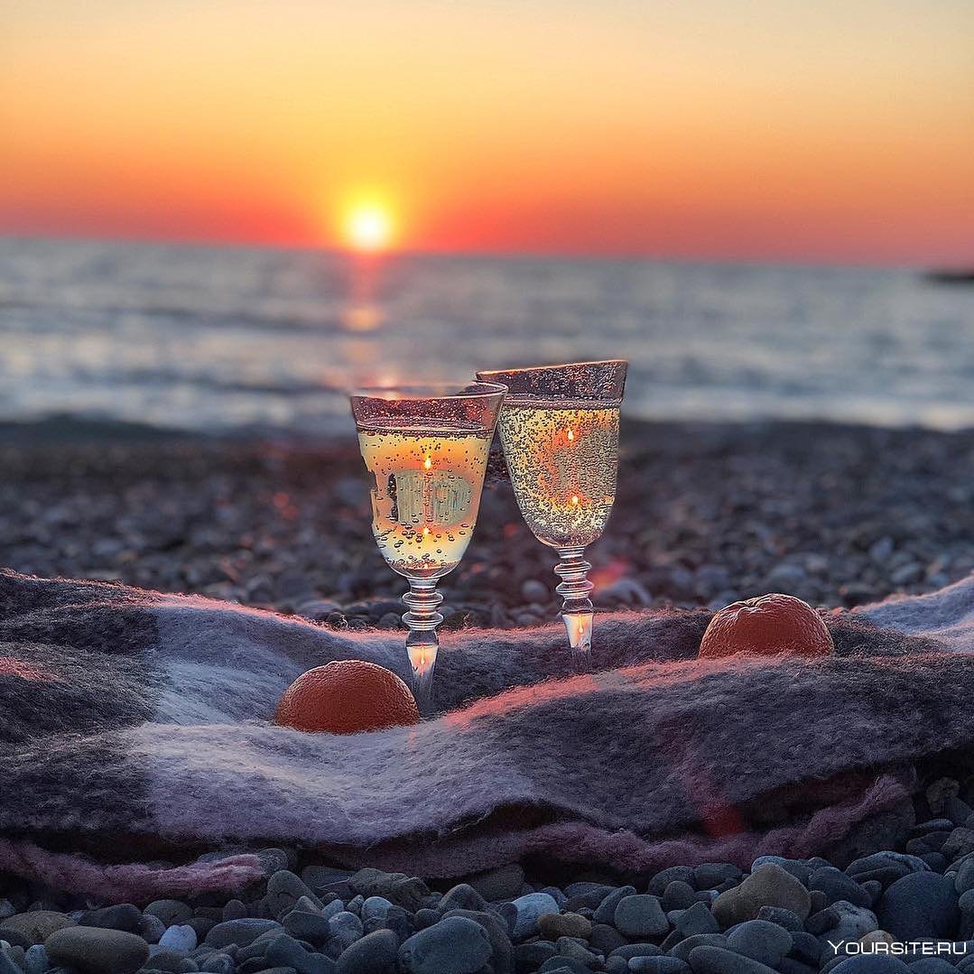Бокал шампанского на берегу моря