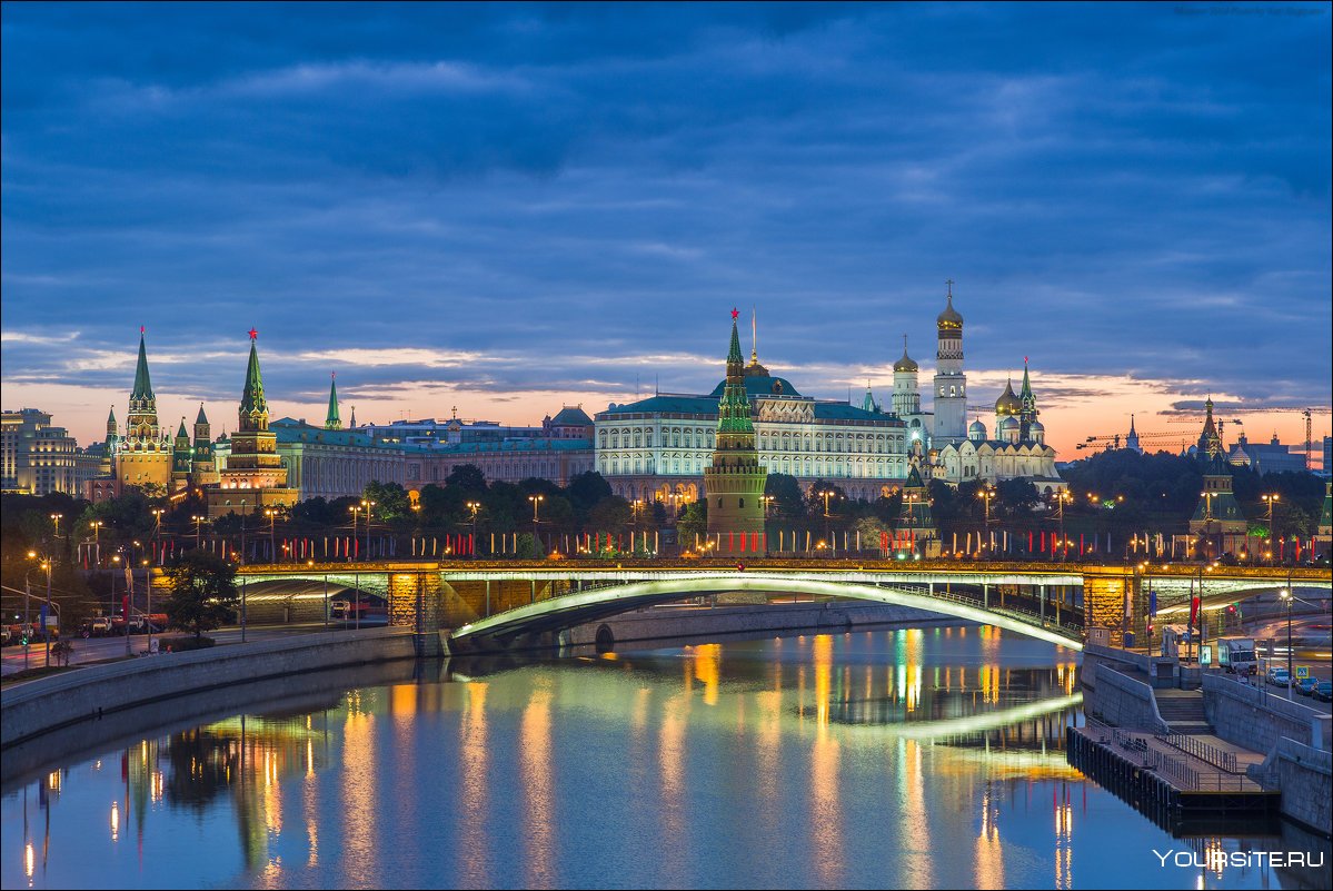 Вид на Кремль с большого каменного моста фото вечер