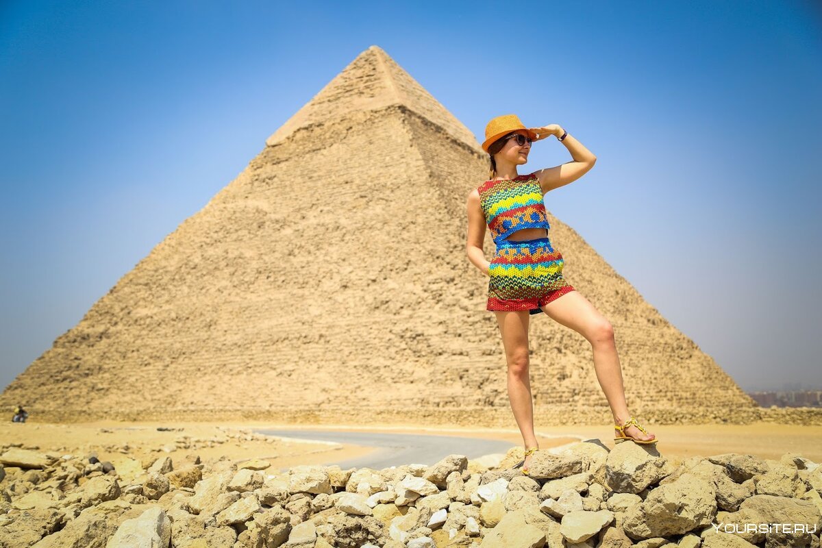 Фото у пирамид в египте девушки