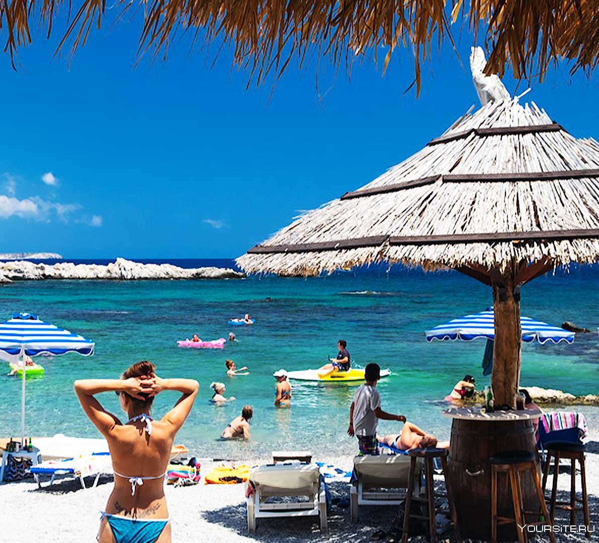 Где хорошо отдохнуть в июле на море. Пляжи Греции. Пляжный туризм в Греции. Пляж с отдыхающими. Пляжи Греции для отдыха.