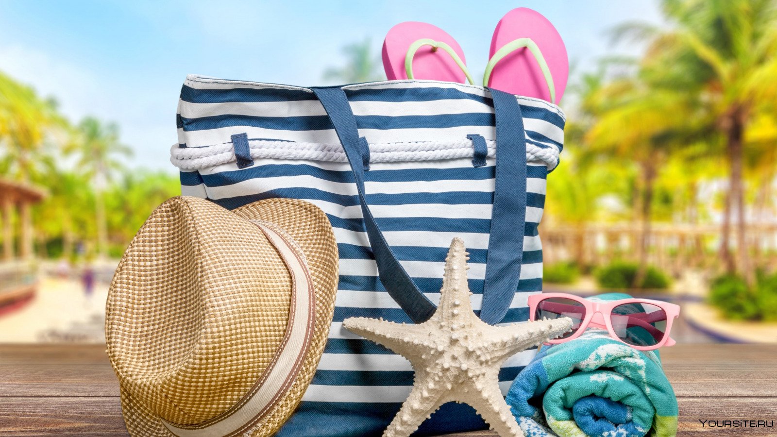 Отпуск в апреле 2024 выгодно ли. Пляжная сумка. Летний отпуск. Вещи на пляже. Сумка для пляжа.