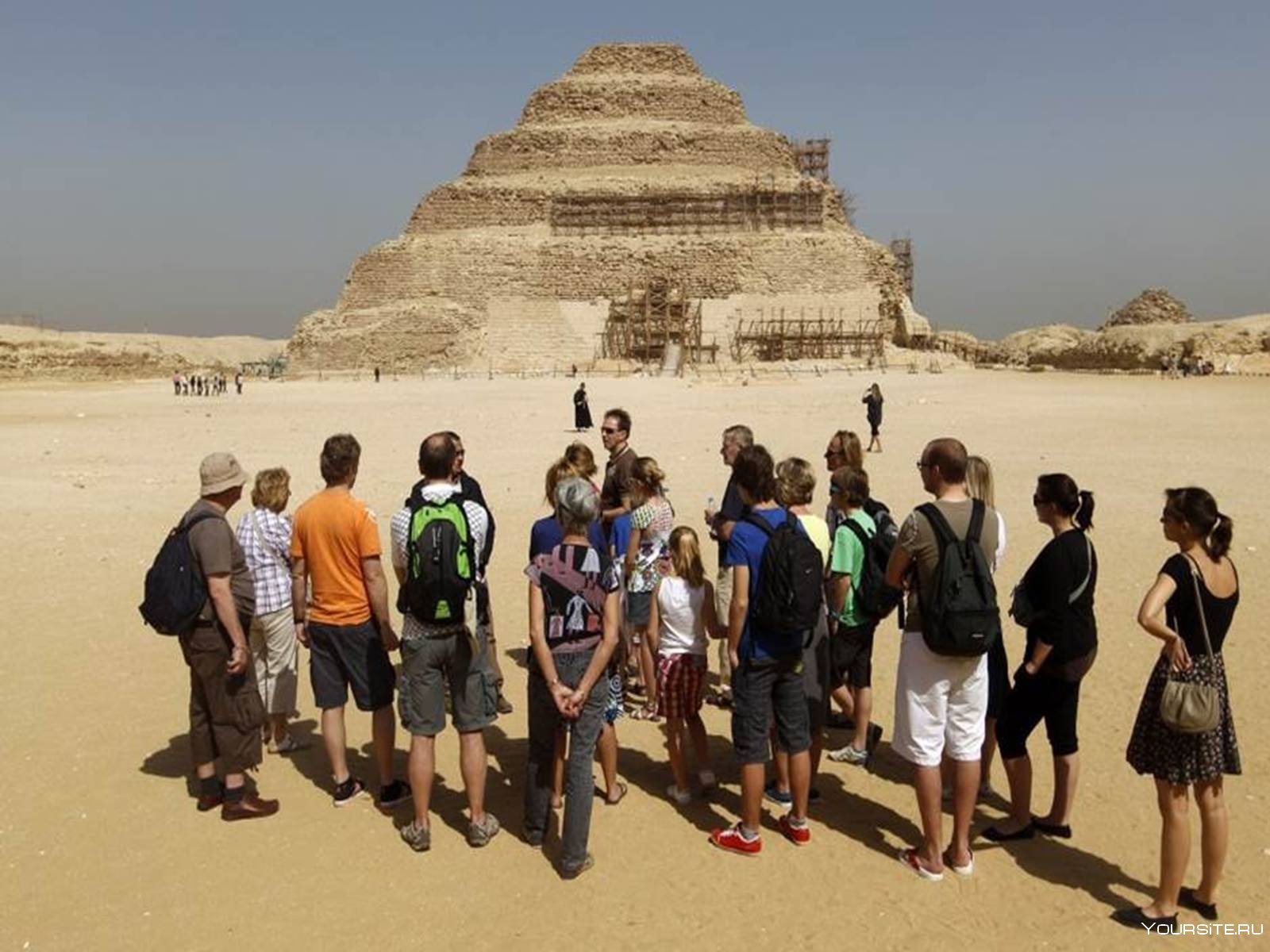 Почему он едет в египет. Египет пирамид туристи. Каир пирамиды экскурсия. Египет пирамиды экскурсии. Путешественники в Египте.
