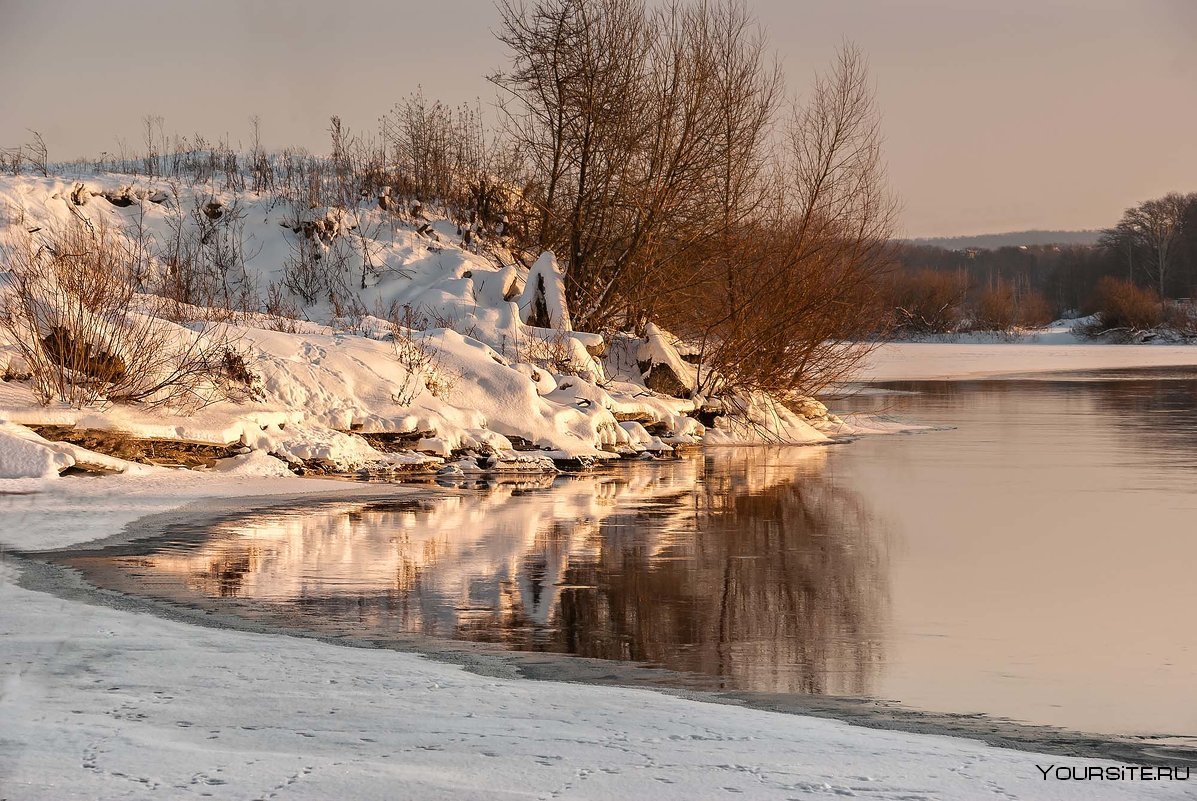 Река зимой с соснами