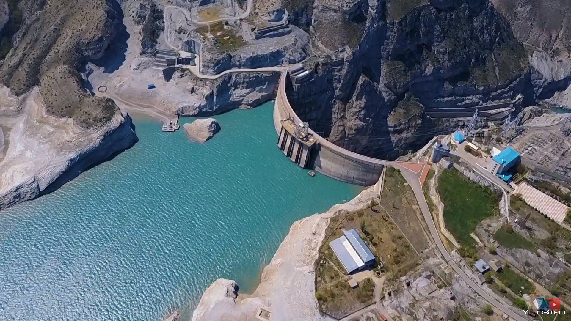 Махачкала экскурсия сулакский. Чиркейская ГЭС Сулакский каньон. Водохранилище Дагестан Сулакский каньон. Дербент горы Сулакский каньон. Сулакский каньон гидроэлектростанция.