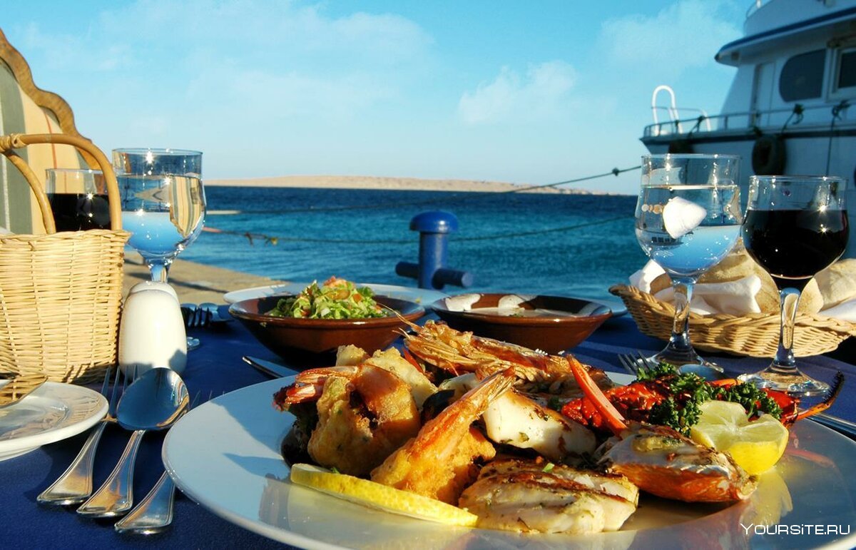 Ужин отдых. Ужин на море. Ужин на берегу моря. Завтрак у моря. Красивый ужин.