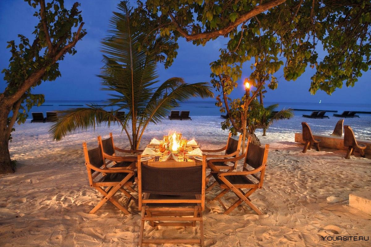 Праздничный ужин на берегу Мальдивах