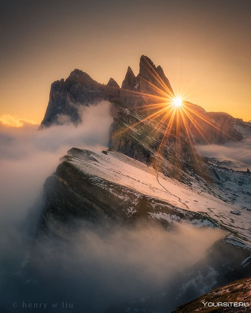 горы на восходе солнца