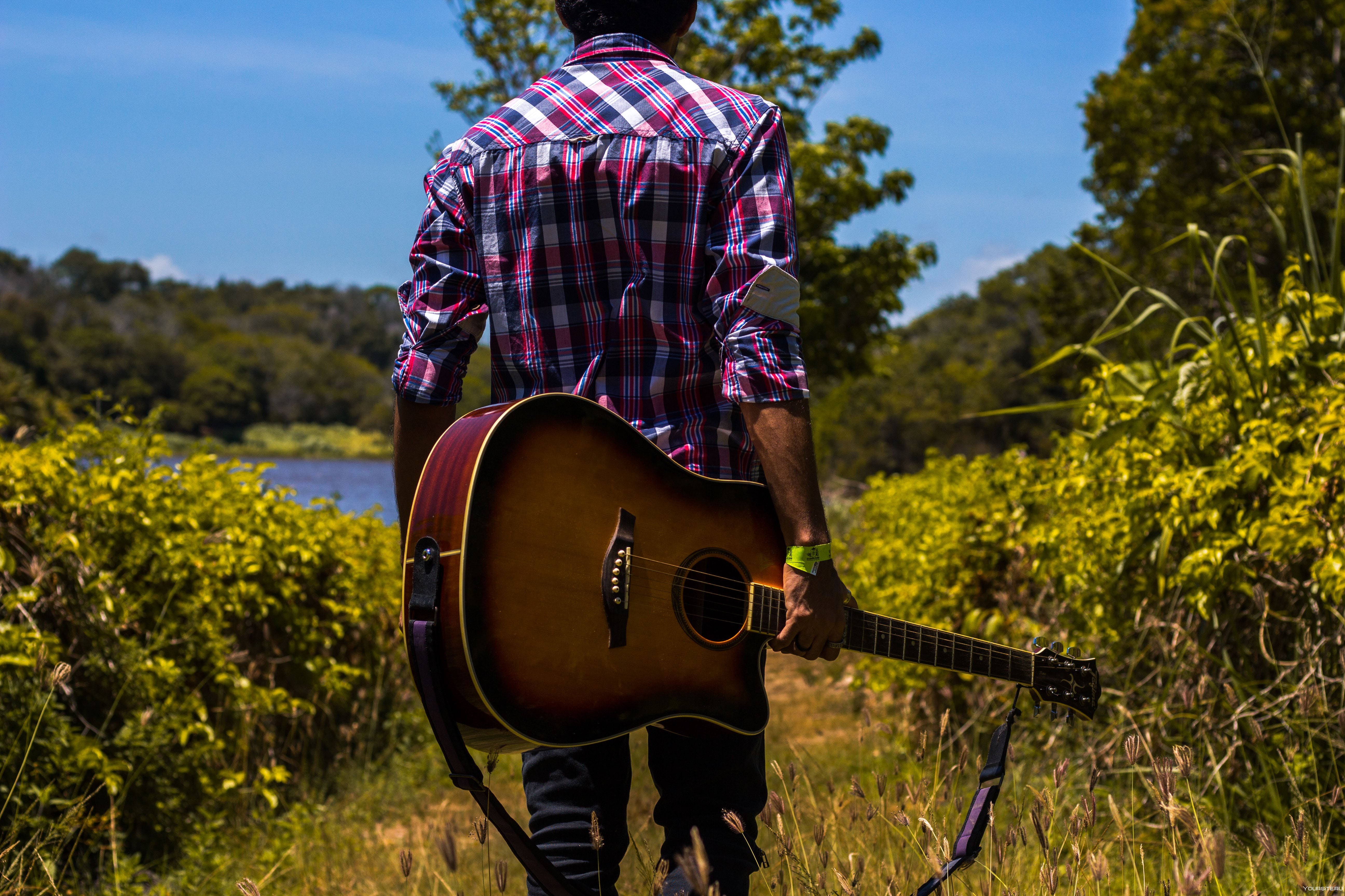 Сыграть на гитаре в траве. Парень с гитарой. Человек с гитарой на природе. Гитара на природе. Гитарист на природе.