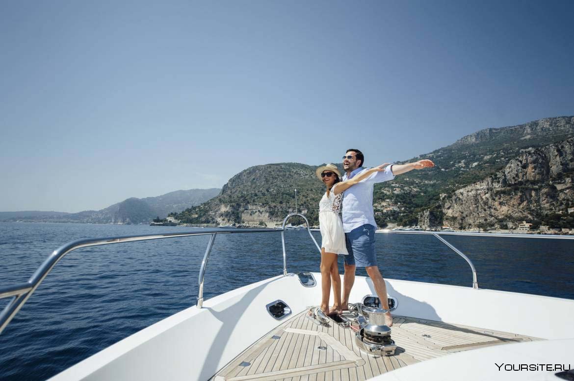 Фото красивой пары на яхте в Монако