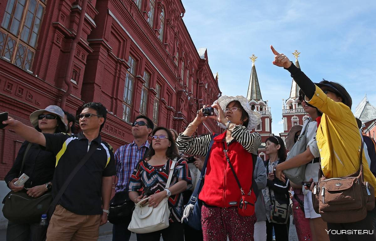 Иностранные туристы на красной площади