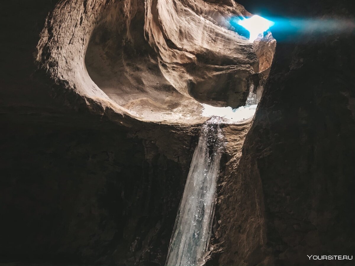 Водопад Эстетика в пещере