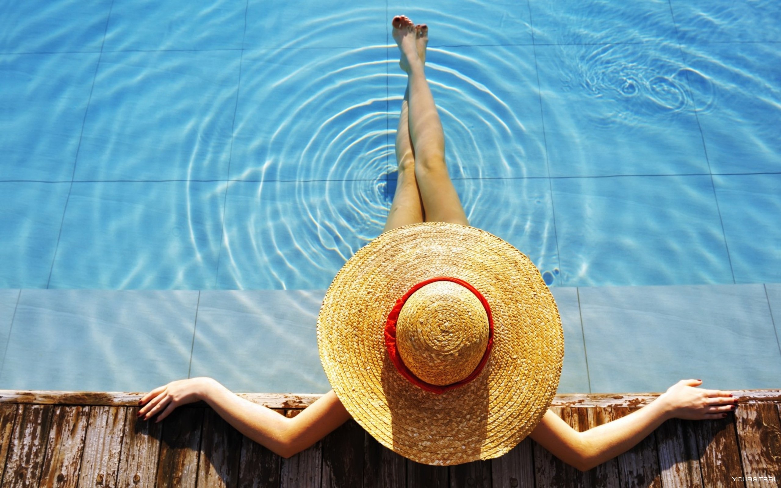 Шляпа на воде. Девушка в шляпе на пляже. Девушка в шляпе в бассейне. Девушка в большой шляпе на пляже. Шляпа для пляжа.