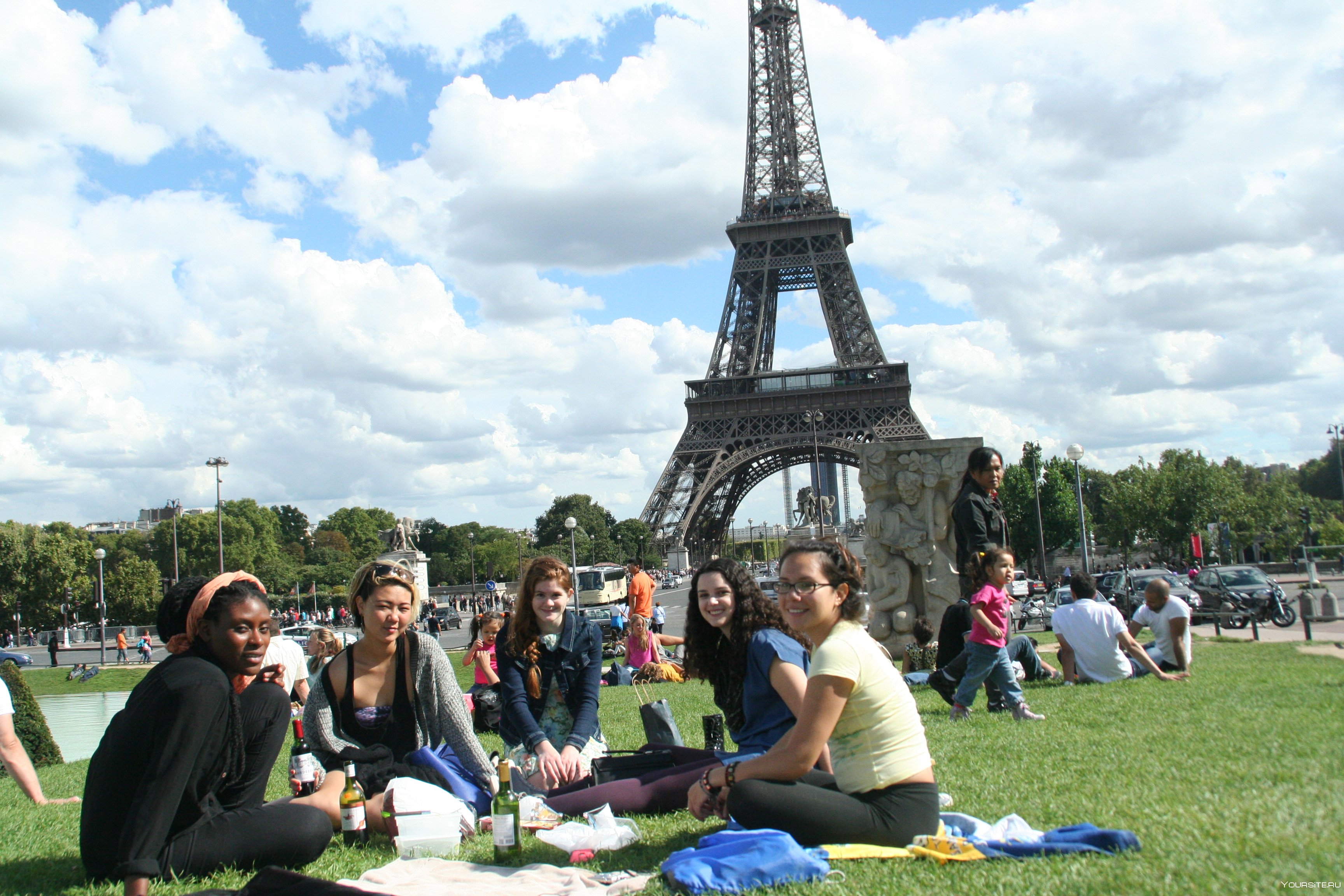 Ли париж. Париж люди. Французы около Эйфелевой башни. Туристы в Париже. Туристы у Эйфелевой башни.