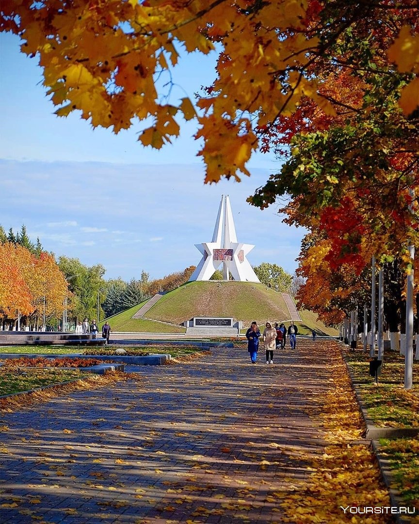 Москва территория МГУ осень сквер