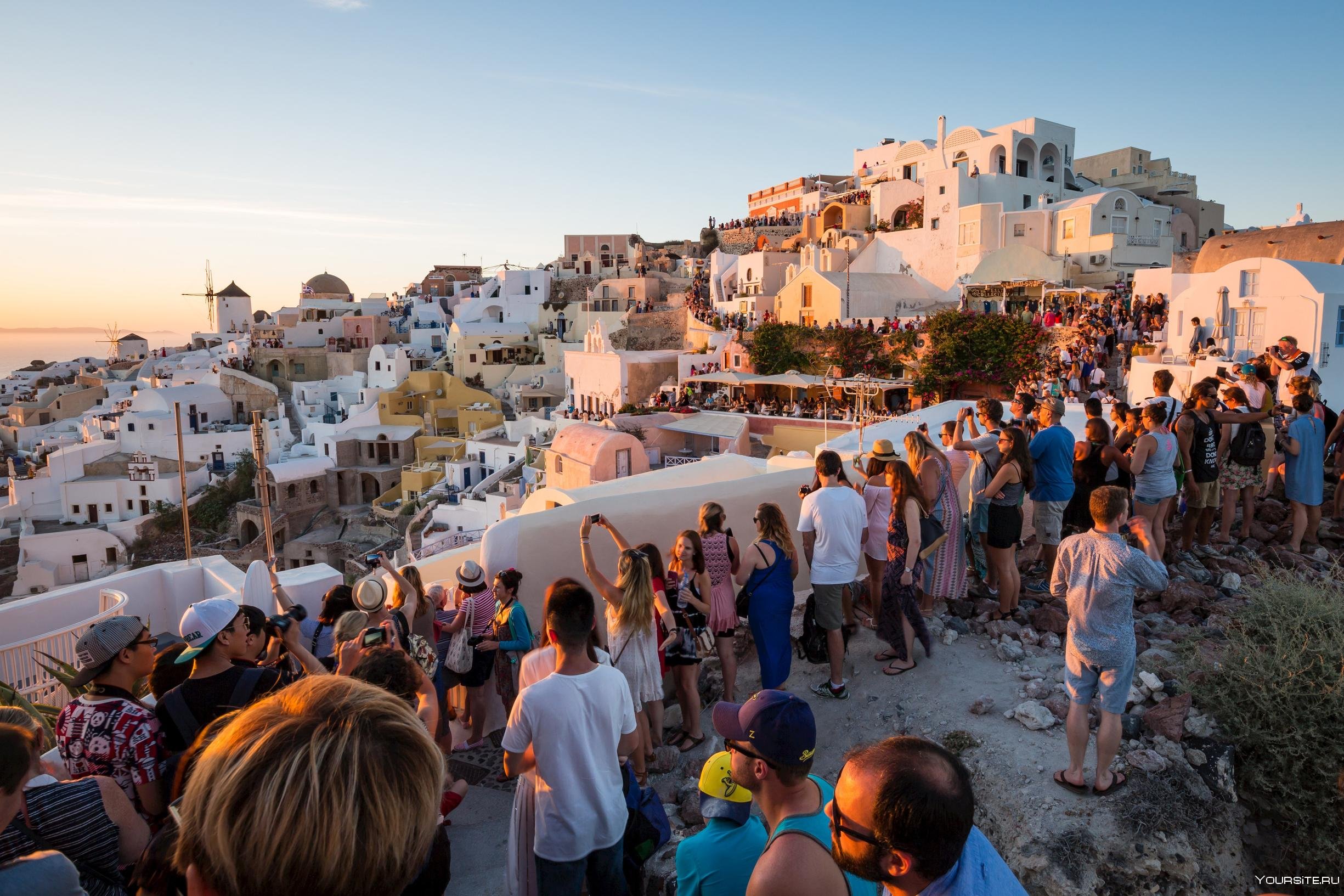 Свободное население греции. Санторини и туристы Греция. Санторини население. Греция люди. Жители Греции.