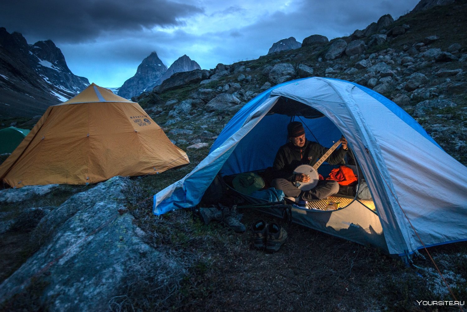Русское в палатке на природе. Палатка Greenland Camping. Палатка Mountain Hiker. Ночевка на природе. Палатка на скале.