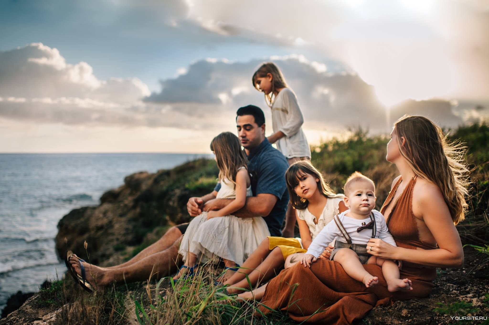 I life family. Портрет счастливой семьи. Счастливая семья на море. Фотосессия большой семьи. Семейная фотосессия на море.