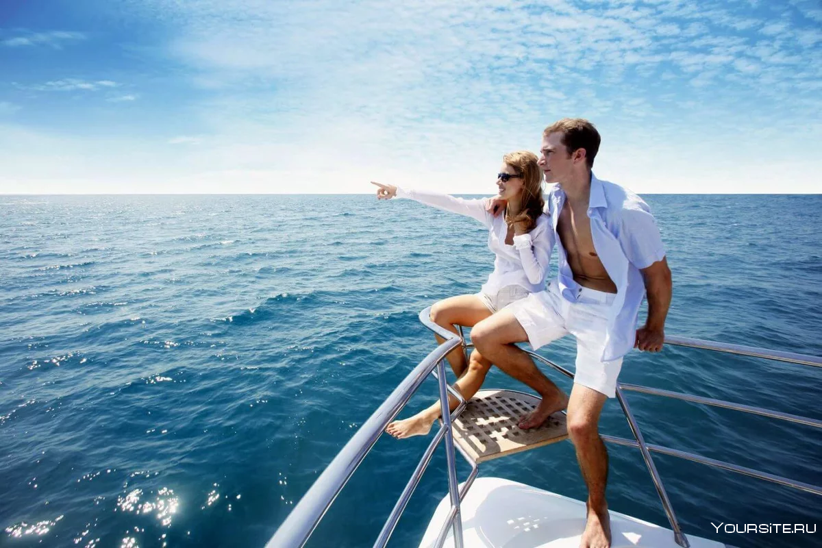Парень и девушка на яхте
