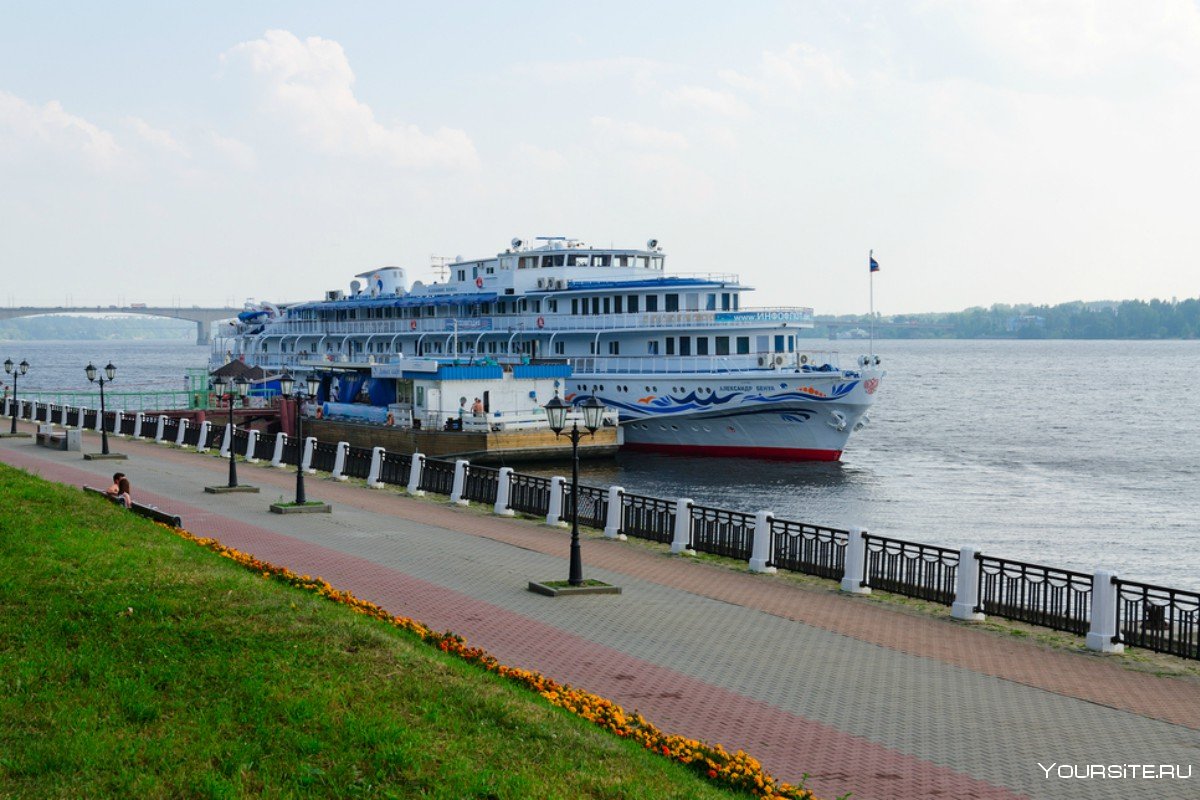Теплоход река Волга Кострома
