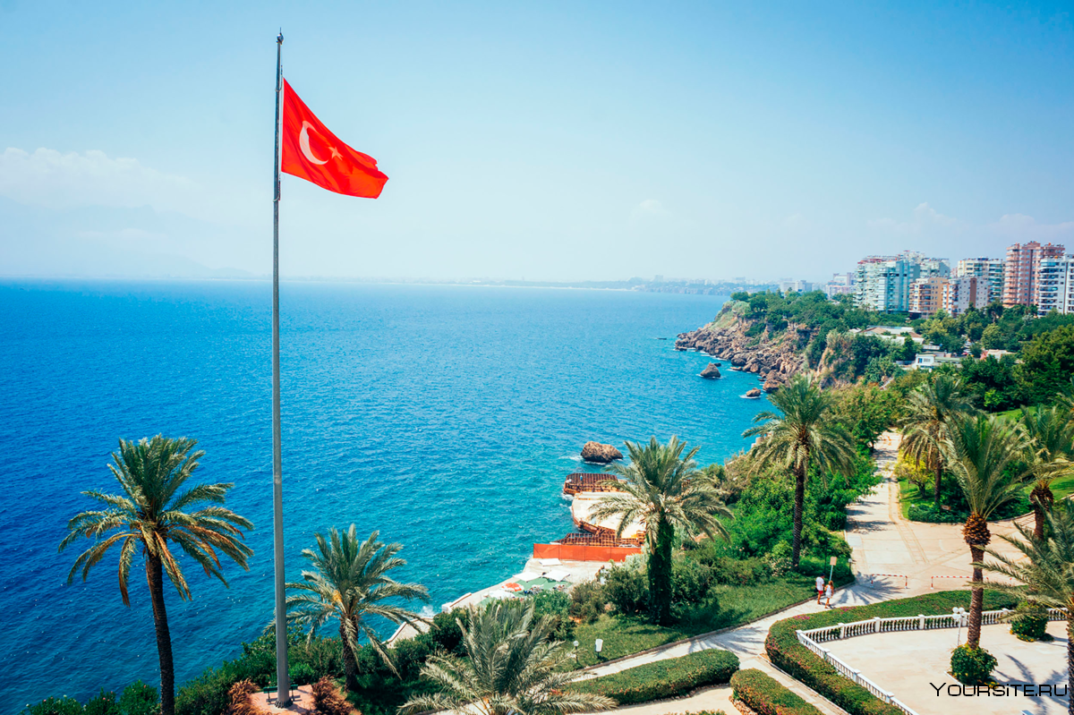 Поездка в турцию. Турция Анталья флаг. Турция, Анталийское побережье февраль. Флаг Алании Турция. Турция курорт с флагом.