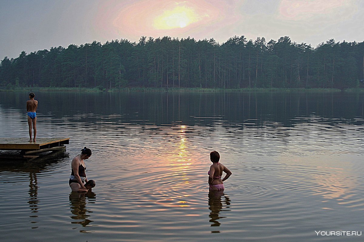 Люди купаются в речке