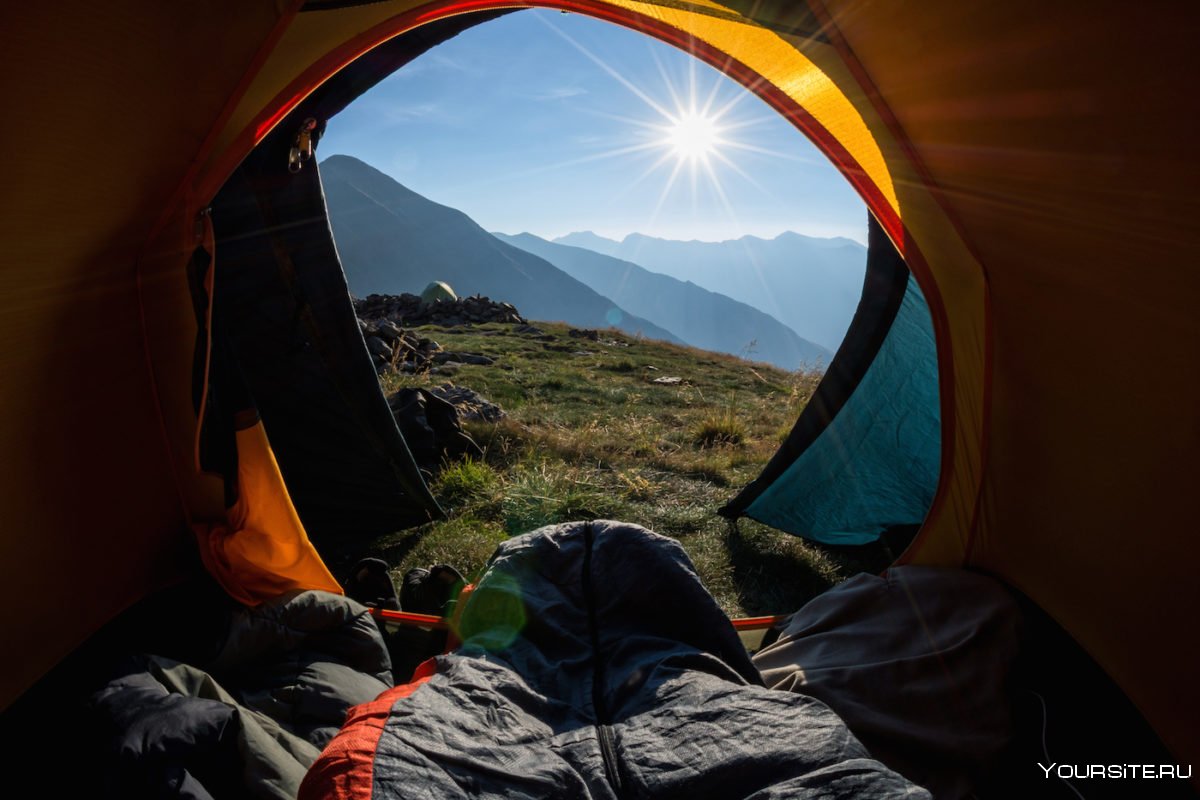 Девушка в палатке в горах