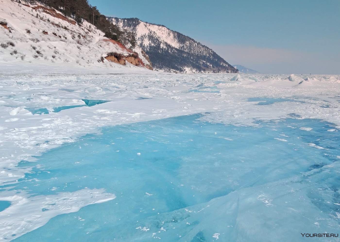 Голубое озеро байкал. Озеро Байкал зимой подо льдом. Замерзшее озеро Байкал. Озеро Байкал лед. Осенец на Байкале.